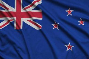 nieuw Zeeland vlag is afgebeeld Aan een sport- kleding kleding stof met veel vouwen. sport team banier foto