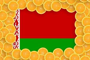 Wit-Rusland vlag in vers citrus fruit plakjes kader foto