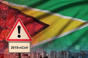 Guyana vlag en coronavirus 2019-ncov alarm teken. concept van hoog waarschijnlijkheid van roman coronavirus het uitbreken door op reis toeristen foto