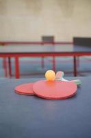 rackets en bal Aan ping pong tafel in buitenshuis sport tuin. actief sport- en fysiek opleiding concept foto