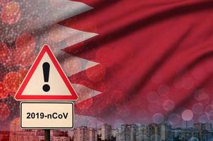 Bahrein vlag en coronavirus 2019-ncov alarm teken. concept van hoog waarschijnlijkheid van roman coronavirus het uitbreken door op reis toeristen foto