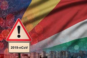 Seychellen vlag en coronavirus 2019-ncov alarm teken. concept van hoog waarschijnlijkheid van roman coronavirus het uitbreken door op reis toeristen foto