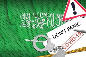 saudi Arabië vlag en Politie handboeien met opschrift niet doen paniek Aan wit papier. coronavirus of 2019-ncov virus concept foto