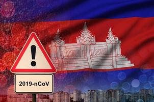 Cambodja vlag en coronavirus 2019-ncov alarm teken. concept van hoog waarschijnlijkheid van roman coronavirus het uitbreken door op reis toeristen foto