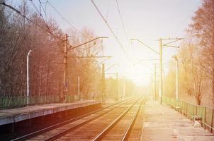 een spoorweg station met platformen voor aan het wachten voor treinen foto