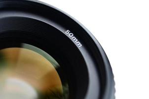 fragment van een portret lens voor een modern slr camera. een fotograaf van een groot diafragma lens met een focaal lengte van 50 mm geïsoleerd Aan wit foto