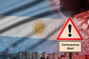 Argentinië vlag en coronavirus 2019-ncov alarm teken. concept van hoog waarschijnlijkheid van roman coronavirus het uitbreken door op reis toeristen foto