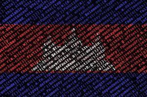 Cambodja vlag is afgebeeld Aan de scherm met de programma code. de concept van modern technologie en plaats ontwikkeling foto