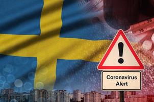 Zweden vlag en coronavirus 2019-ncov alarm teken. concept van hoog waarschijnlijkheid van roman coronavirus het uitbreken door op reis toeristen foto