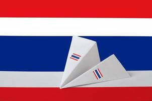 Thailand vlag afgebeeld Aan papier origami vliegtuig. handgemaakt kunsten concept foto