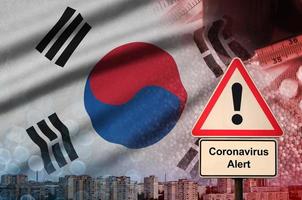 zuiden Korea vlag en coronavirus 2019-ncov alarm teken. concept van hoog waarschijnlijkheid van roman coronavirus het uitbreken door op reis toeristen foto