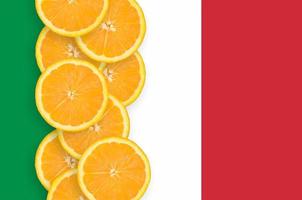 Italië vlag en citrus fruit plakjes verticaal rij foto