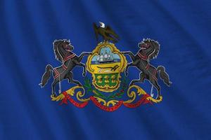 Pennsylvania ons staat vlag met groot vouwen golvend dichtbij omhoog onder de studio licht binnenshuis. de officieel symbolen en kleuren in banier foto