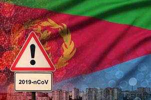 eritrea vlag en coronavirus 2019-ncov alarm teken. concept van hoog waarschijnlijkheid van roman coronavirus het uitbreken door op reis toeristen foto