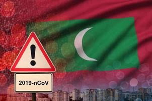 Maldiven vlag en coronavirus 2019-ncov alarm teken. concept van hoog waarschijnlijkheid van roman coronavirus het uitbreken door op reis toeristen foto