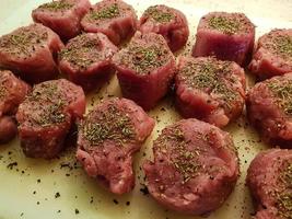 filet steak lende besnoeiing met kruiden specerijen en champignons foto