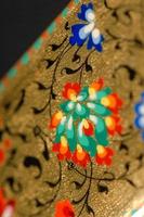 een detailopname van een kleurrijk artistiek schilderij Aan een doos. centraal Azië, Oezbekistan foto