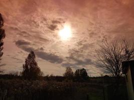 veelkleurig wolken vlieg over- de dorp foto