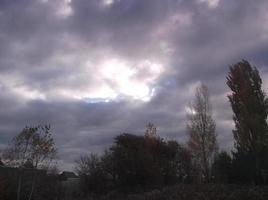 veelkleurig wolken vlieg over- de dorp foto