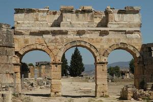 frontinus poort Bij hierapolis oude stad in pamukkale, denizli, turkiye foto