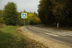 draaien weg. voetganger kruispunt aan de overkant straat. bijhouden details. foto