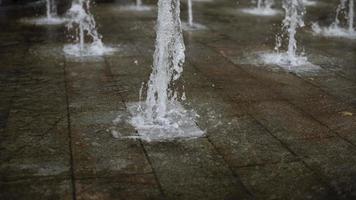 fontein in stad. water stralen in Oppervlakte. stromen van water. foto