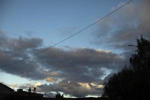 wolken in lucht in herfst. natuurlijk landschap met bomen. Woud silhouetten en wolken. foto