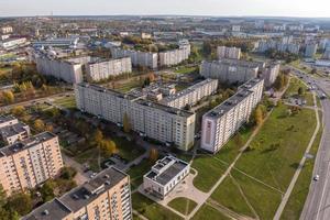 antenne panoramisch visie van hoogte van een meerdere verdiepingen woon- complex en stedelijk ontwikkeling in herfst dag foto