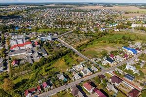 panoramisch antenne visie van privaat ontwikkeling met land huizen of dorp foto