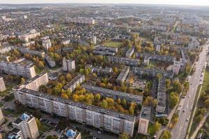 antenne panoramisch visie van hoogte van een meerdere verdiepingen woon- complex en stedelijk ontwikkeling foto