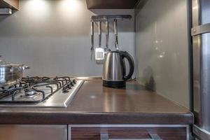 meubilair en serviesgoed Aan modern luxe keuken in studio appartementen in minimalistisch stijl met licht kleur foto
