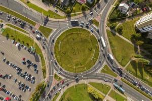 antenne visie van weg uitwisseling of snelweg kruispunt. knooppunt netwerk van vervoer genomen door drone. foto