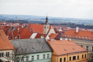 mikulov stad in zuiden Moravië, Tsjechisch republiek. visie van rood dak tegels in herfst. foto