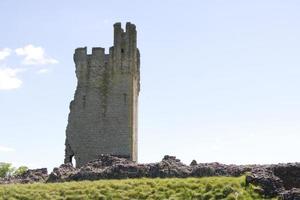 helmsley kasteel toren met blauw lucht in de achtergrond. noorden york aanmeert nationaal park, noorden yorkshire, Engeland foto