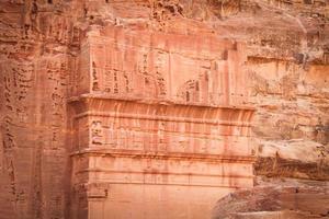 beroemd Koninklijk graven in oude stad van petra, Jordanië. het is weten net zo de plaatselijk. petra heeft LED naar haar aanwijzing net zo UNESCO wereld erfgoed plaats. foto