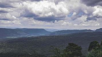 panorama van hoog bergen in Thailand geweldig regenachtig seizoen landschap in de bergen hebben de geheel lucht wolken en de nevel. foto