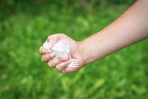 hand- van een weinig meisje Holding plastic uitschot foto