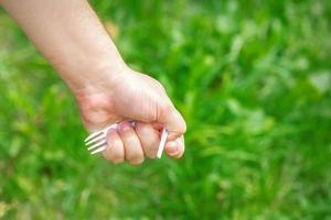 hand- van een weinig meisje Holding plastic uitschot foto