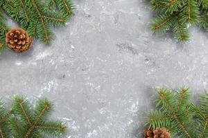 Kerstmis grijs cement houten achtergrond met Spar boom kader en kegels kopiëren ruimte. top visie leeg ruimte voor uw ontwerp foto