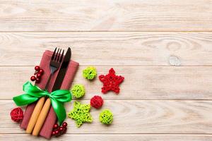 top visie van vakantie reeks van vork en mes Aan houten achtergrond. Kerstmis decoraties en speelgoed met kopiëren ruimte. nieuw jaar vooravond concept foto
