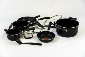 kookgerei set, staal avondeten reeks geïsoleerd Aan wit achtergrond, zwart metaal kookgerei reeks foto