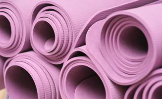 yoga matten gevouwen Aan een plank in geschiktheid club. pilates en uitrekken uitrusting foto