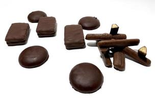 chocola gearomatiseerd voedsel Aan wit achtergrond foto
