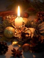 Kerstmis kaarsen en ornamenten over- donker achtergrond met lichten foto