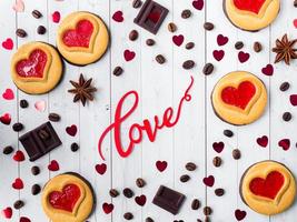 eigengemaakt koekjes met een rood jam hart Valentijnsdag dag koffie en chocola ster anijs kopiëren ruimte vlak leggen foto