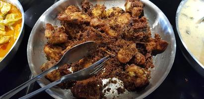 ayam goreng rempa of traditioneel Javaans gebakken kip, gekookt Aan frituren pan foto