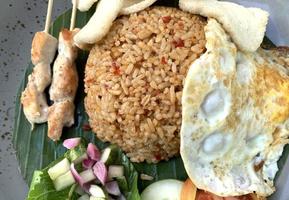 een van de het beste voedsel in de wereld net zo verklaarde: door de wereld beroemd nieuws kanaal Indonesisch gebakken rijst- nasi goreng foto