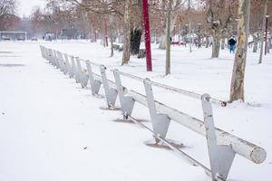 metaal traliewerk stad park met sneeuw in winter foto