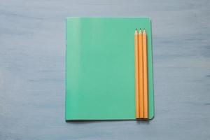 top visie van blanco papier met potloden. potloden Aan een notitieboekje vel. ruimte voor tekst. foto