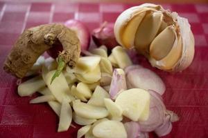 knoflook, ui en gember geplaatst Aan de tafel zijn bruin foto